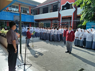 Jadi Pembina Upacara, Kapolsek Ngampilan Tanamkan Disiplin Kepada Para Siswa