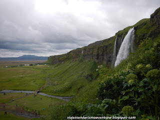 Vista desde el lateral derecho de la cascada de Seljalandfoss