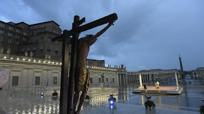 Il papa prega in piazza San Pietro contro l'epidemia