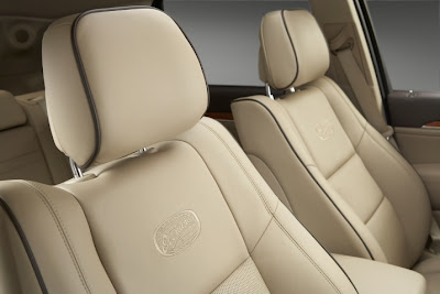 2011 Jeep Grand Cherokee Front Seats View