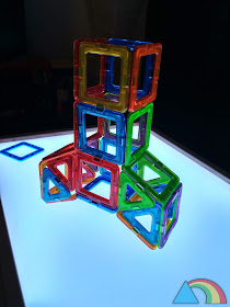 Construcción con Magformers sobre mesa de luz