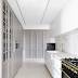 Cozinha corredor cinza e branca com decor clássico contemporâneo e fogão Dolcevita!