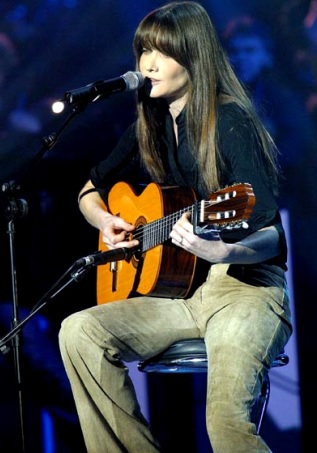 Foto de Carla Bruni cantando en concierto