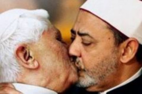 pub-benetton-pape-embrasse-imam