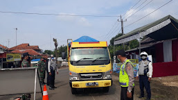 Polsek Gantar Polres Indramayu Melaksanakan Pembagian Masker Dan Pengecekan Suhu Badan di Posko Check Point Pos Pam Terpadu Sp3 Wesel Polsek Gantar.