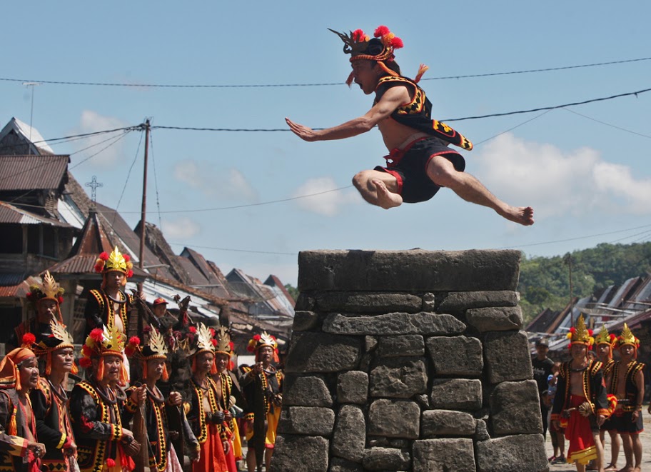 KEBUDAYAAN TRADISI tradisi lompat batu