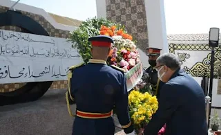 محافظ المنيا يضع إكليلا من الزهور على النصب التذكاري خلال احتفالات المحافظة بالذكري الـ 48 لنصر أكتوبر