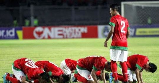 http://karangtarunabhaktibulang.blogspot.com/2014/08/selebrasi-sujud-syukur-setelah-mencetak-gol.html