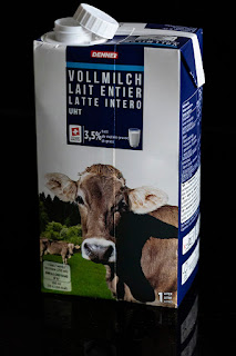 Milch in einem Tetra Pak mit Drehverschluss.