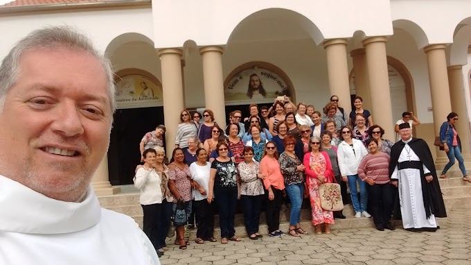 VOLUNTÁRIOS DE HOSPITAL DE TUBARÃO REZAM NO SANTUÁRIO