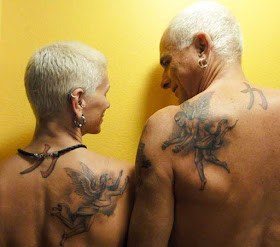 pareja tatuada