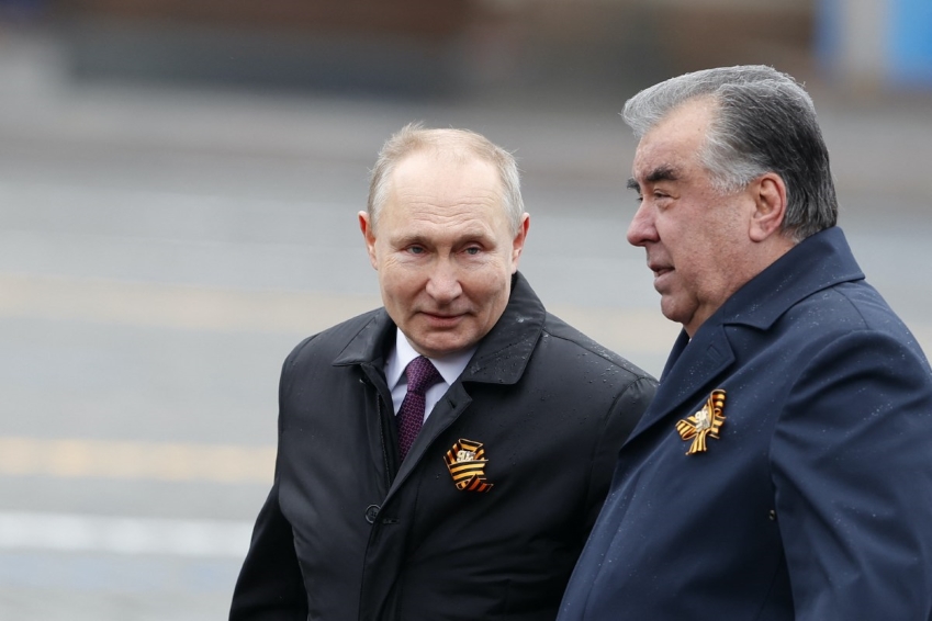 El presidente ruso Vladimir Putin (izq.) Y el presidente de Tayikistán, Emomali Rahmon, asisten a un desfile militar durante el 76 aniversario del Día de la Victoria en la Plaza Roja de Moscú el 9 de mayo de 2021. Foto: AFP / Sefa Karacan / Agencia Anadolu