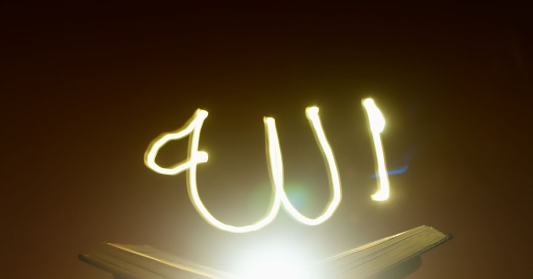 Light painting tulisan nama Allah di atas AlQuran 