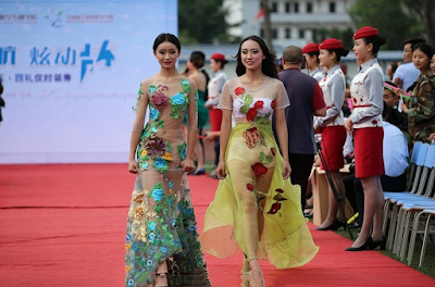 Pramugari China Hampir Telanjang di Red Carpet Saat Wisuda 