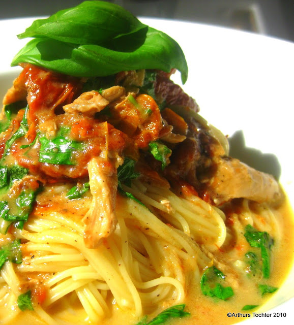 Tomaten-Basilikum-Huhn auf Spaghetti  | Arthurs Tochter kocht von Astrid Paul. Der Blog für Food, Wine, Travel & Love 