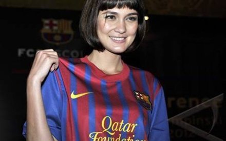 Ternyata Luna Maya Tetap Cantik Memakai Baju Barcelona