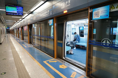Há poucas pessoas no metrô em Xi'an, província de Shaanxi, China, 16 de abril de 2022.