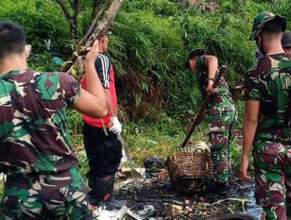 Anggota Satgas Bersihkan Sampah Di lingkungan Lokasi TMMD Ke-111 Kodim 1202/Singkawang