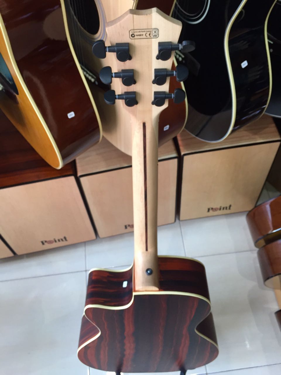 Gitar Taylor Custome Neck dpan belakang Maple Gratis Tas 