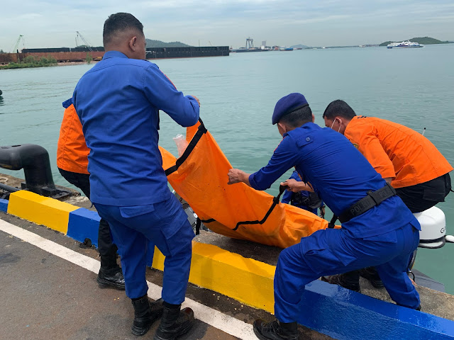 Jenajah Pria yang Ditemukan Terapung di Perairan Perbatasan Indonesia-Singapura Dievakuasi ke RS Bhayangkara Polda Kepri