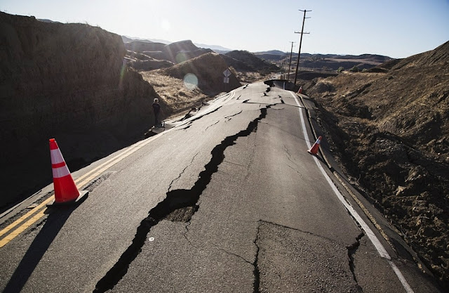 Resultado de imagem para rachaduras terremoto gif