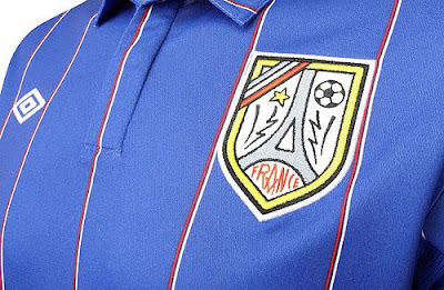 Umbro's World Champions Collection - Detalhe do escudo da camisa da França