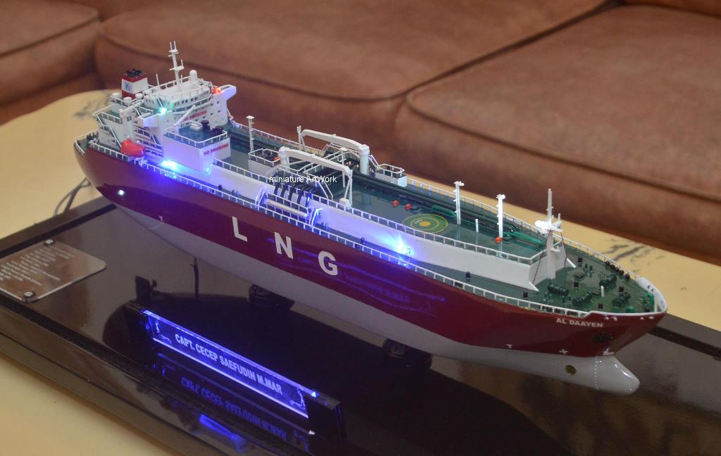 miniatur kapal al daayen lng tanker ship rumpun artwork planet kapal indonesia teekay lng partner qatar gas tanker