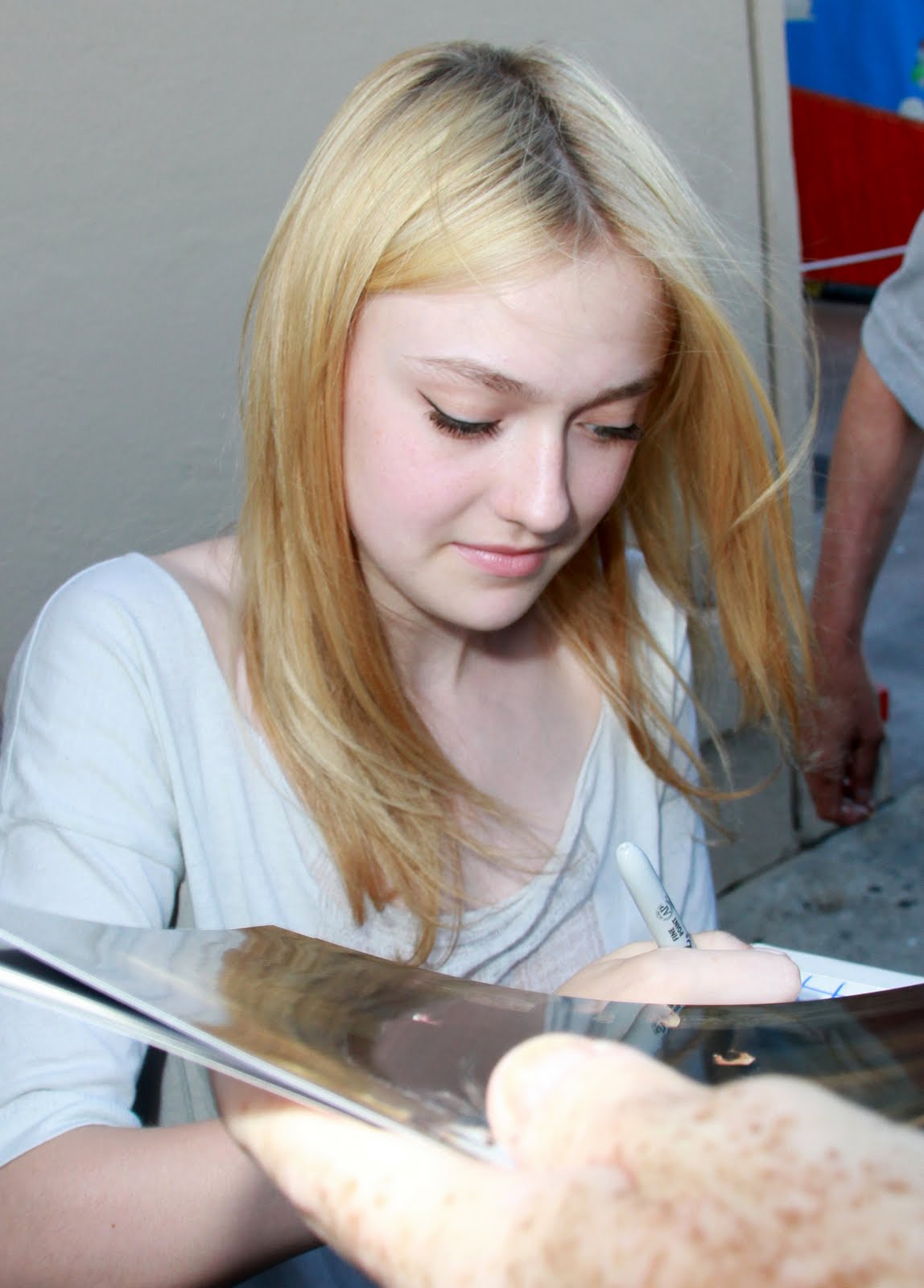 Dakota Fanning (Hollywood Wallpaper) ~ fun4umobile.blogspot.com