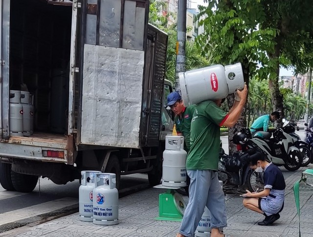Giá gas giảm tiếp 18.000 đồng/bình 12 kg  - Ảnh <a href=