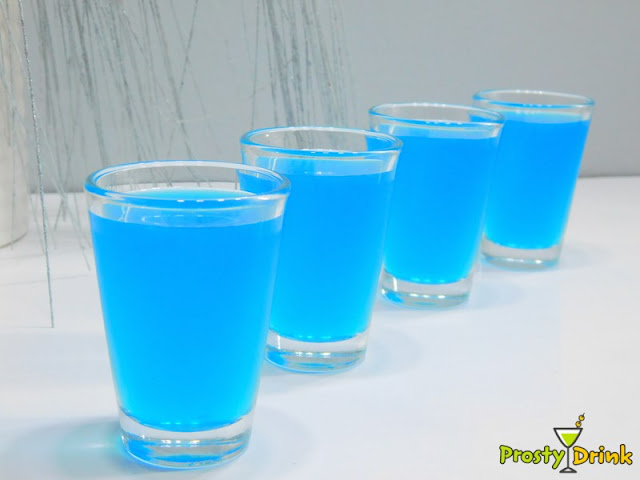 Blue kamikaze Niebieskie kamikadze Blue Curacao jak przygotować składniki  szejker szot szoty na dyskotece shaker  kamikadze przepis kamikadze co to kamikaze shot blue curacao likier blue curacao kamikadze cena kamikaze film kamikaze drink czerwony