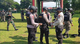  50 Personel Satuan Sabhara Polresta Banyumas Latihan Bersama Anggota TNI Dan Brimob