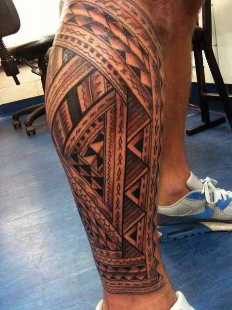 tatuajes en las piernas de estilo maori