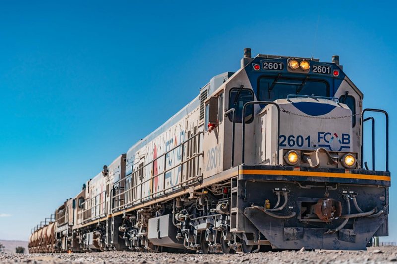 Hasta grúas pluma usaron para asaltar tren en el desierto