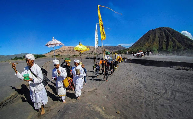 Ritual Kasada: Menghormati Dewa Gunung Lewat Pengorbanan