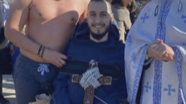 
Γάμος Γιάννη Δαμιανού που έπεσε για τον σταυρό και έμεινε ανάπηρος
