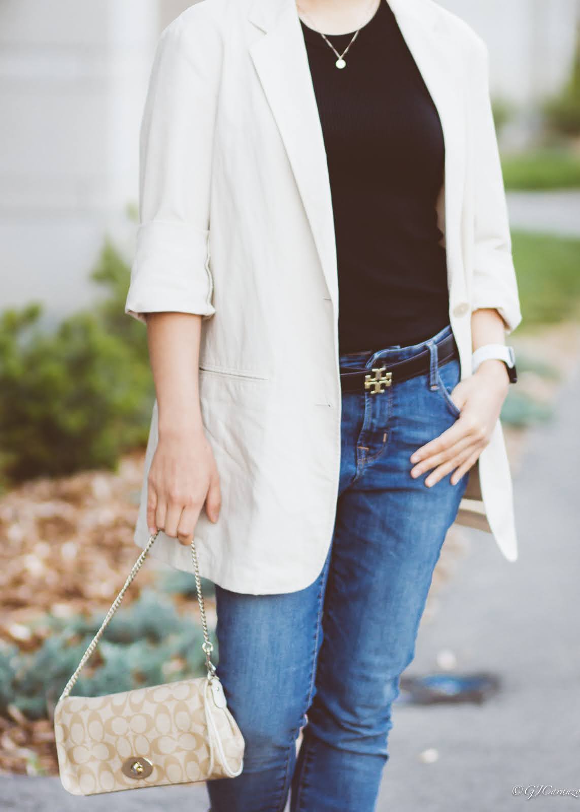 oversized linen blazer_tory burch nude patent pumps_coach bag_tory burch reversible belt_gucci sunglasses_mom style_petite casual outfit_blue jeans