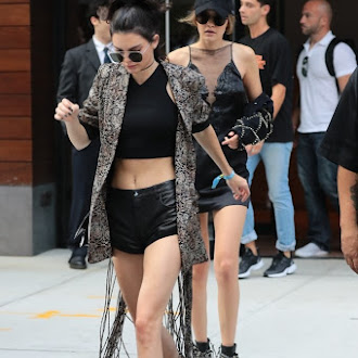 Kendall_Jenner_Gigi_Hadid_Leave_Gigi_House_P-L57HXNmyOx.jpg