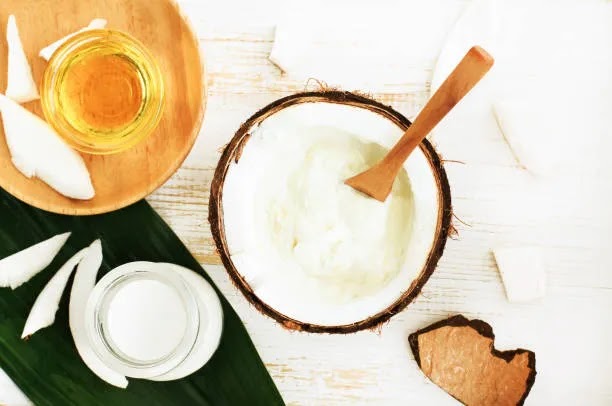 Spoon-of-Coconut-Oil