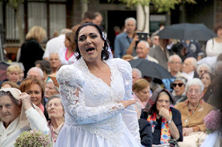 Fiesta nupcial con los ancianos de la residencia de la Fundación Miranda