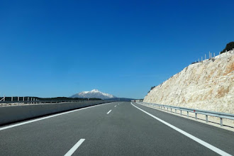 Δεν αρμόζουν οι φιέστες για το διαρκές έγκλημα του δρόμου. Μετριοπάθεια και συγνώμη ευθύνης, χρειάζεται.