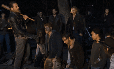 Imagem de Negan com grupo de Rick capturado. Abraham ao lado do protagonista