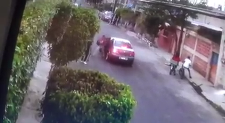 Video: Sujeto asalta a mano armada a dos niños que jugaban en Valle de Chalco