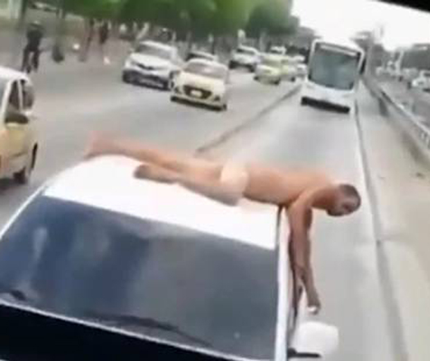 Mulher dirige com o marido pelado no teto de carro para puni-lo por traição; veja vídeo