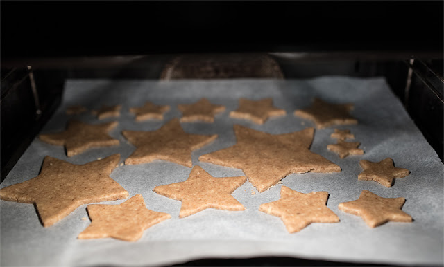 Baking almond cookies