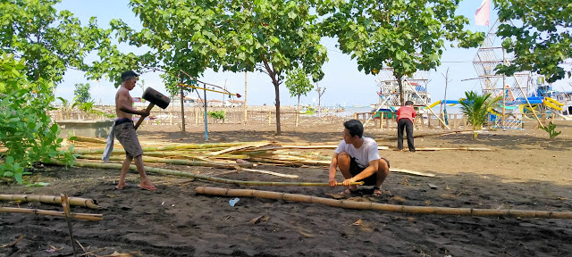 Pembelahan bambu dengan gada