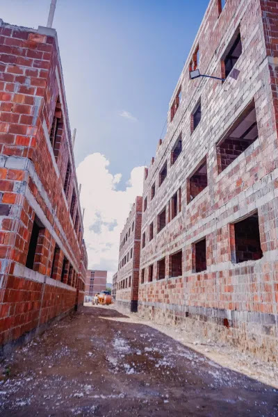 Em Gramame, Cícero Lucena vistoria construção do Residencial Dubai e projeta entrega para março do próximo ano