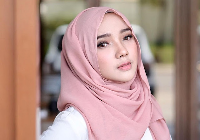 Inilah Tutorial Hijab Pashmina Cocok Untuk Kuliah yang mudah dan simpel untuk para mahasiswi cantik