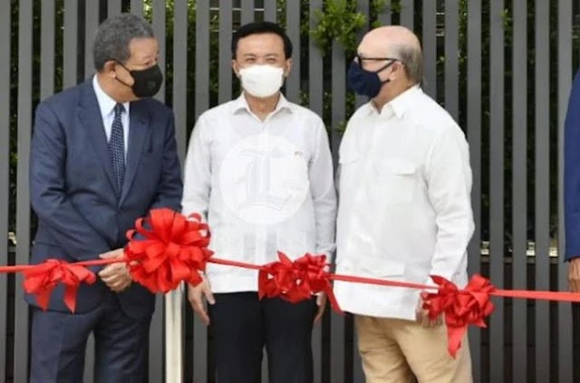 Leonel e Hipólito intercambian palabras en inauguración de nueva embajada China