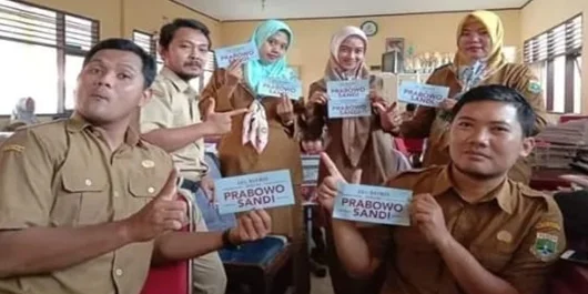 Pose dan Pamer Stiker Prabowo-Sandi, 6 Guru Honorer di Banten Dipecat