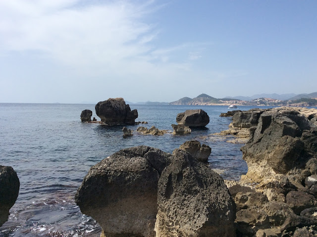 ロクルム島（Lokrum Island）の岩場ビーチ